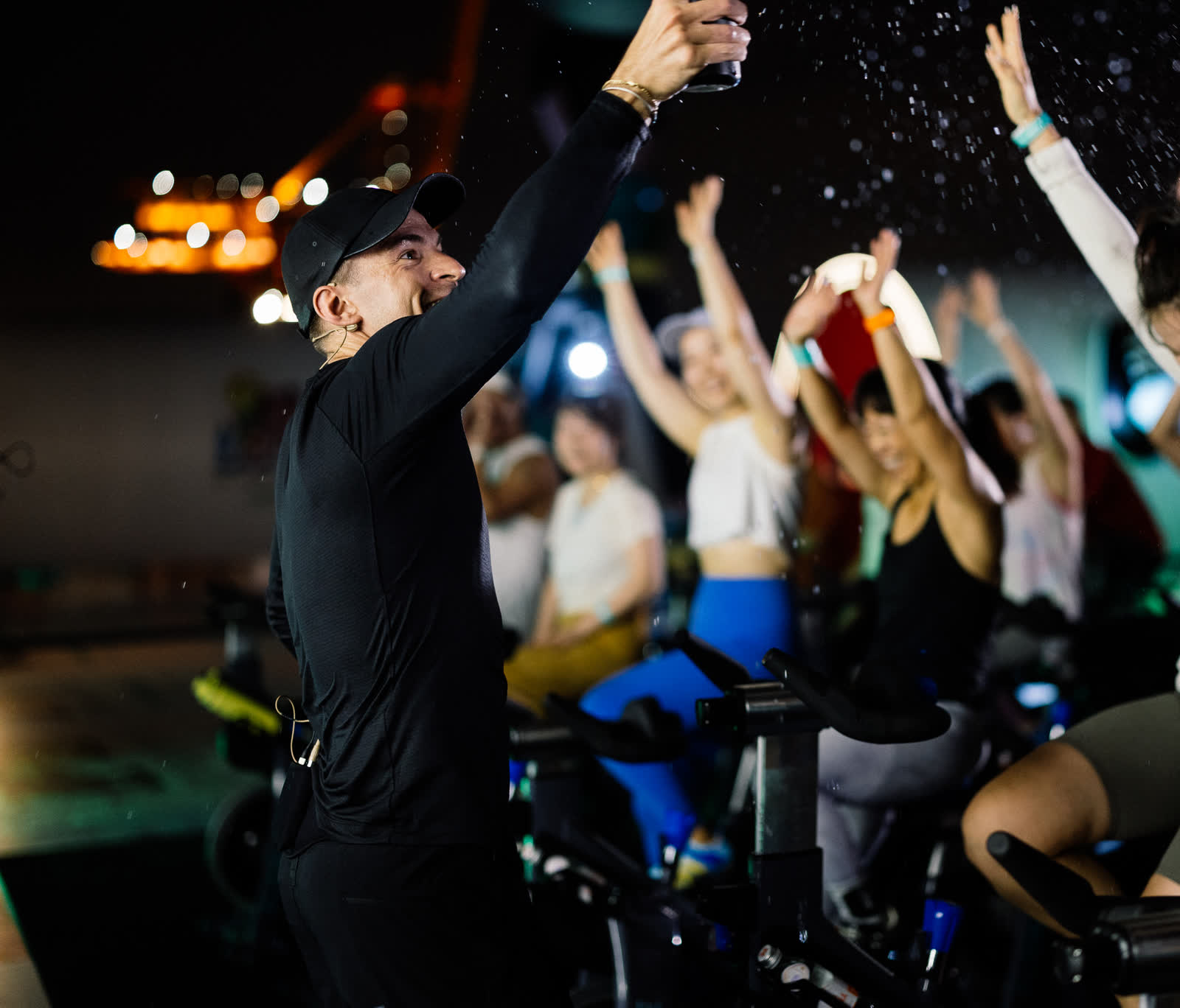 Il coach incita la classe durante un evento notturno all'aperto
