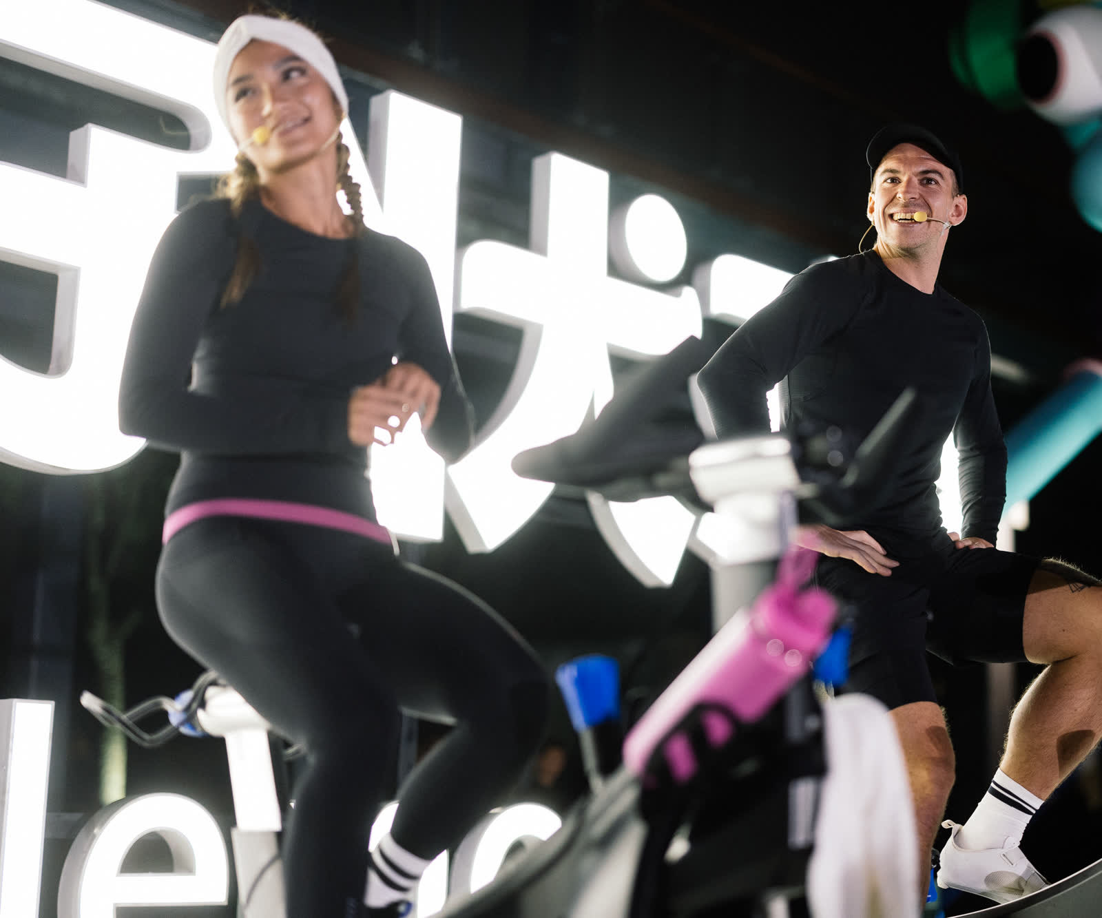 Sul podio con la co-instructor, insegne LED alle spalle