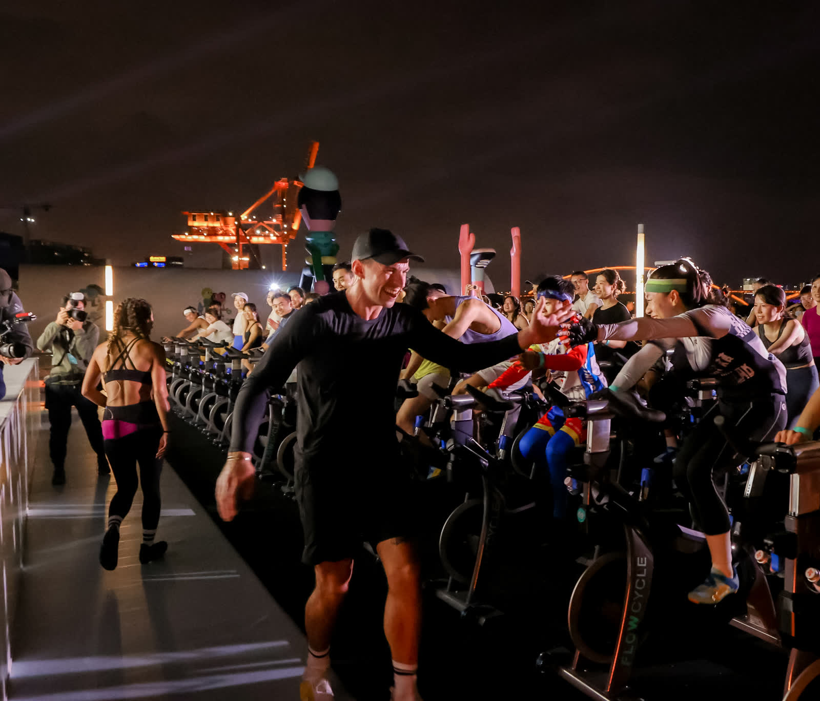 Fra le file di bici a un evento notturno sul porto