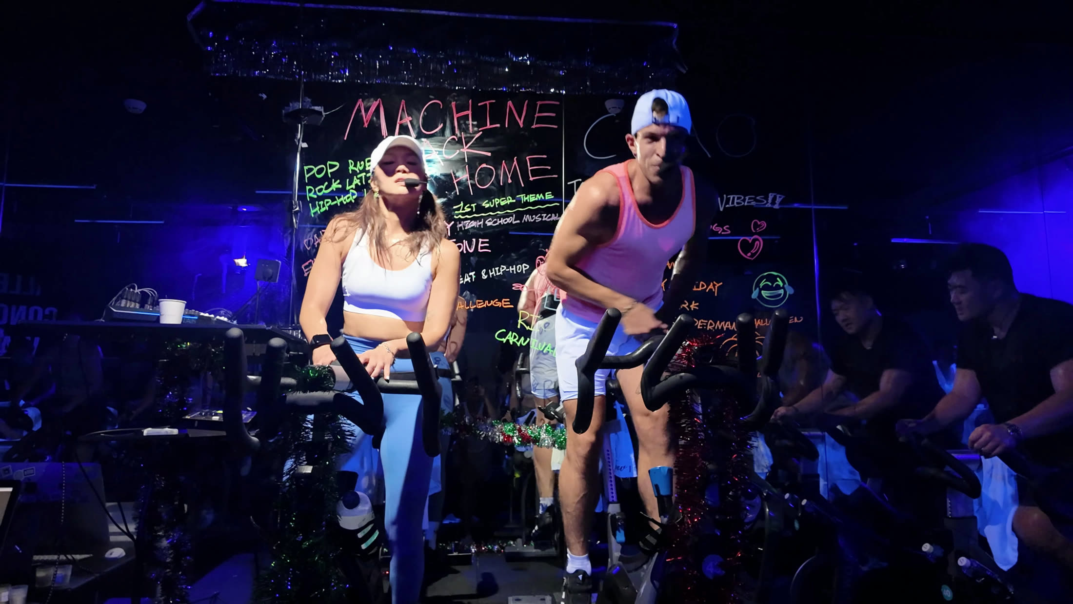 Podio di uno studio di cycling con le lavagne al neon